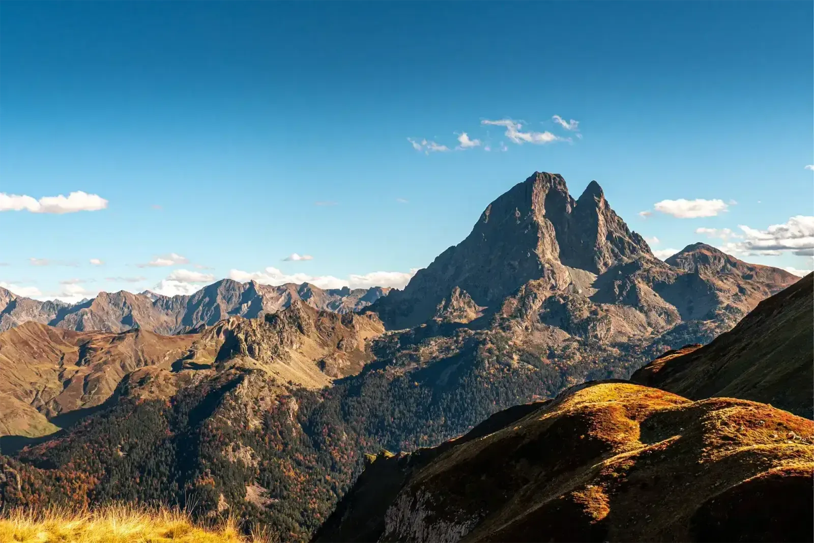 Pic du Midi d’Ossau éclairé par la lumière rasante du matin
