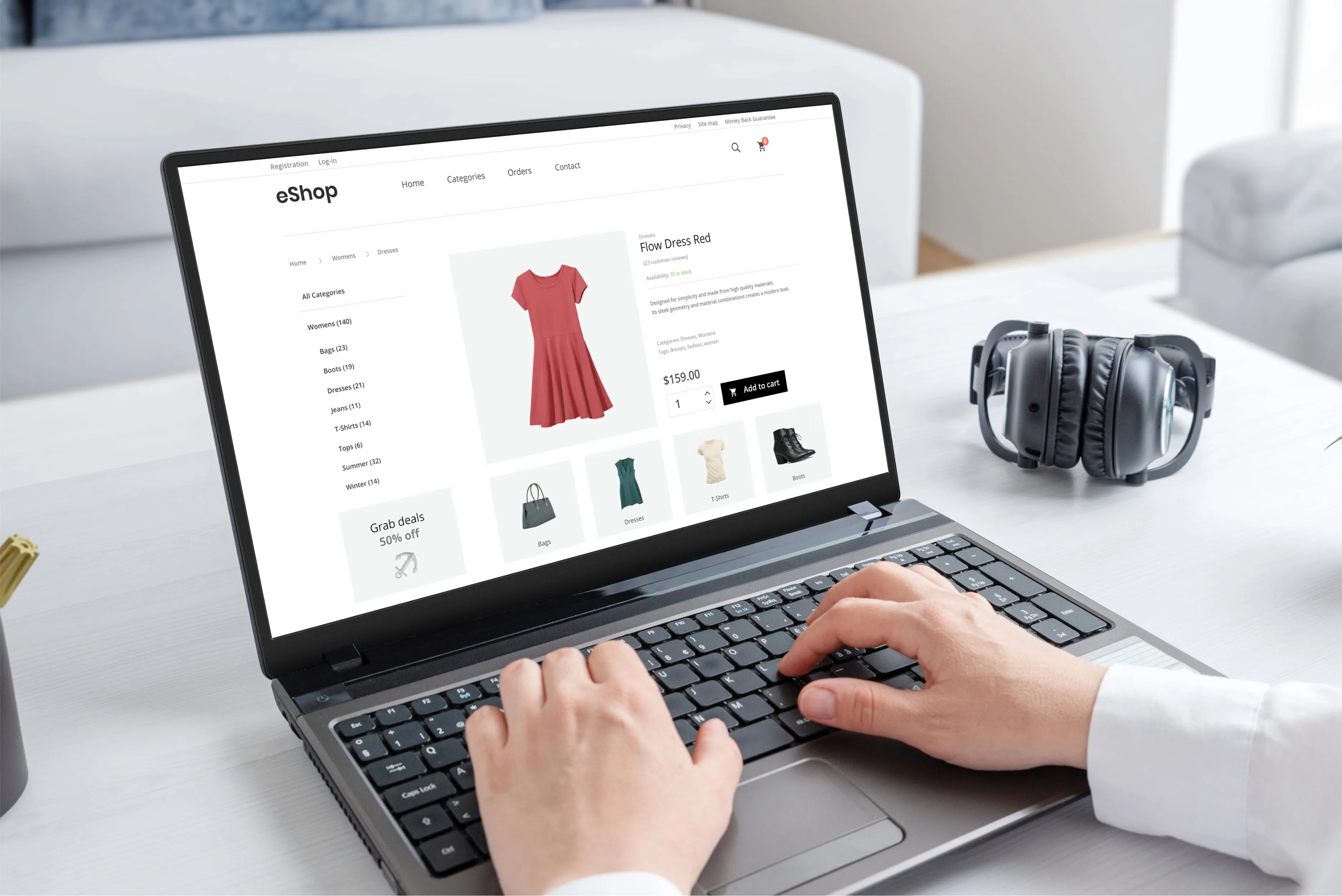 Mains sur le clavier d’un ordinateur portable affichant la fiche produit d’une boutique en ligne