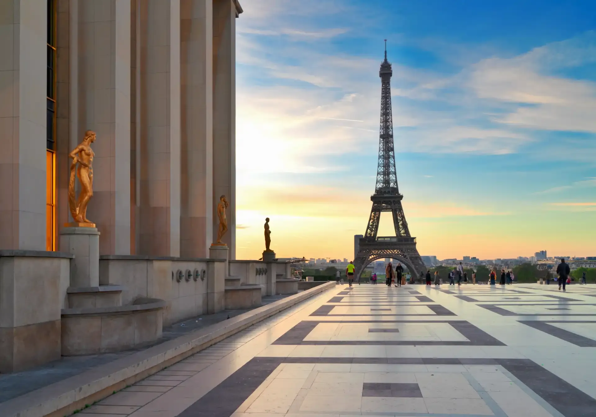 Tour Eiffel vue depuis le parvis du Trocadéro au lever du jour